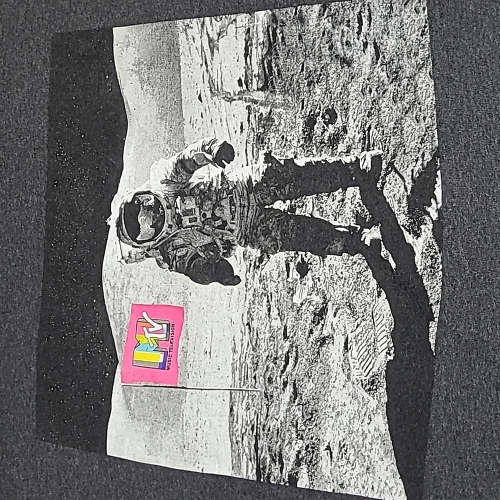OFFICIALLY LICENSED MTV MUSIC 🎶 TELEVISION MOON MAN GRAPHIC TEE-SHIRT UNISEX - Picture 2 of 11